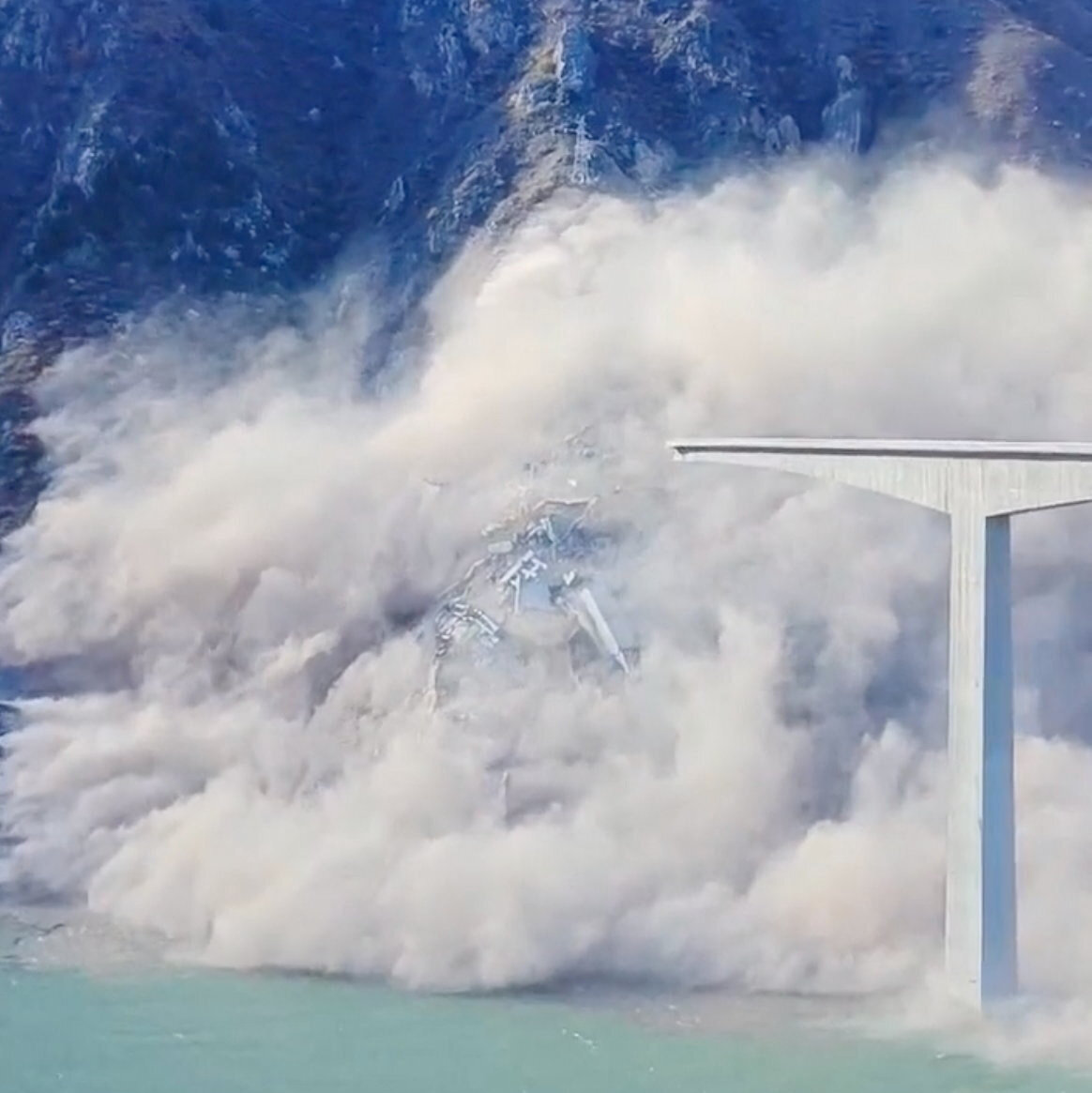 How a New Bridge Partly Collapsed in China’s Southwest