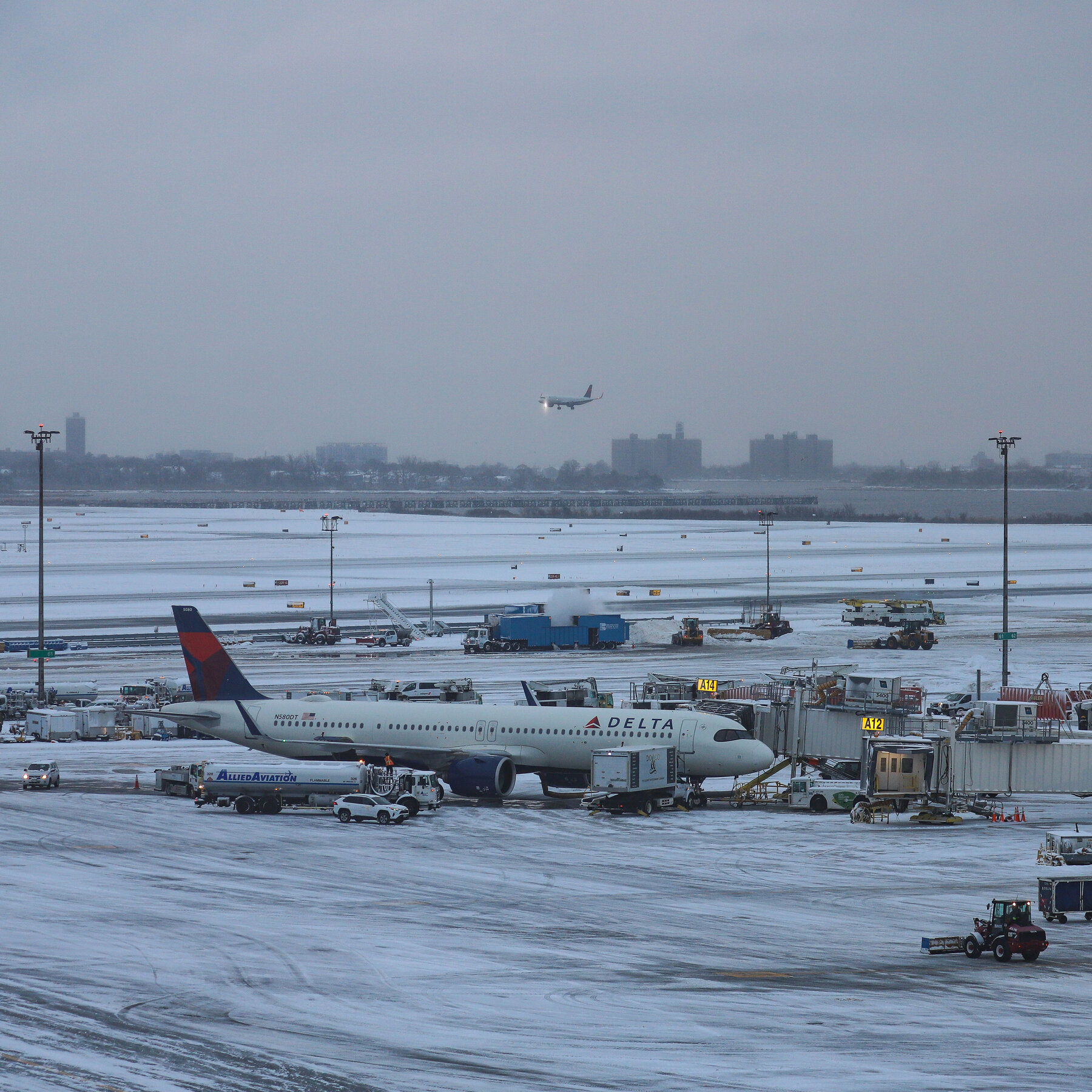 Hundreds of Flights Canceled at New York Airports, Even With a Few Inches of Snow
